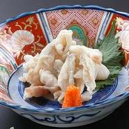 身皮の部分を湯引いてます。　ポン酢か梅肉でどうぞ
