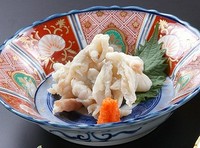 身皮の部分を湯引いてます。　ポン酢か梅肉でどうぞ