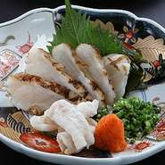 フグの身を炙ったのち冷やします。香ばしい香りが食欲をそそります。