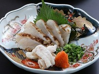フグの身を炙ったのち冷やします。香ばしい香りが食欲をそそります。