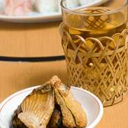 手間ひまかけこんがり焼いた、ひれと皮がたっぷり入っています。