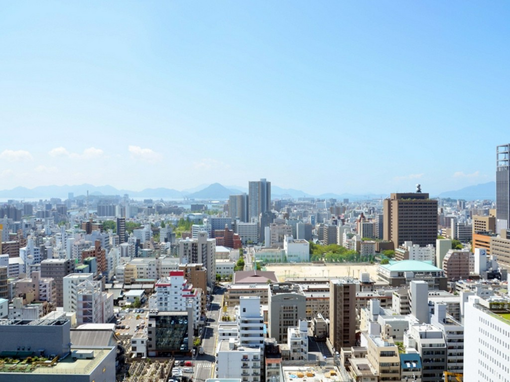 最上階25階で、大きく広がる窓から瀬戸内海の島々を一望