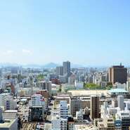 晴れた日には南側の窓ガラス一面からきらめく瀬戸内海が望めるレストラン！
