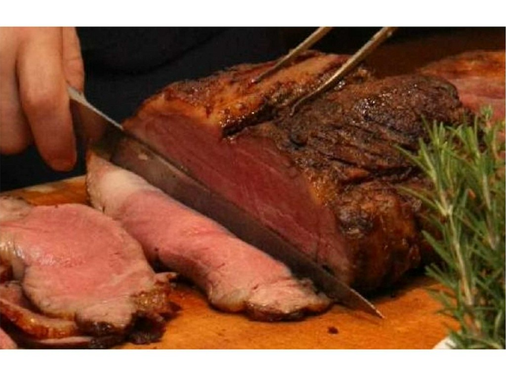 ショーキッチンでシェフがカッティングサービス致します