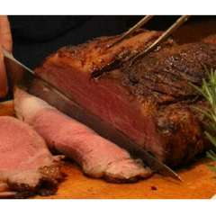 ショーキッチンでシェフがカッティングサービス致します