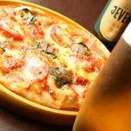 大森の人たちが心おきなく寛げるダイニングバー。朝5時まで営業でお酒も料理も満足。一押しは生地から作るピザ。自家製ソースとチーズが良い。お酒は充実の品揃えでオリジナルカクテルを作ってもらうのも可。