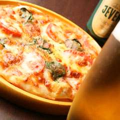 500種のカクテルと、手作りのピザやオーブン焼きがおすすめ