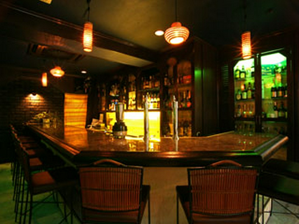 しっとりと飲むならカウンターで