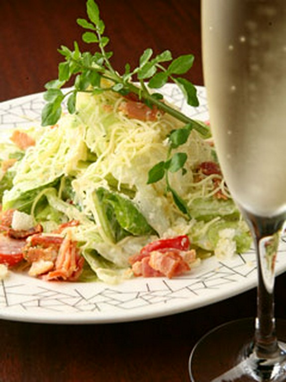 山盛りのシーザーサラダ