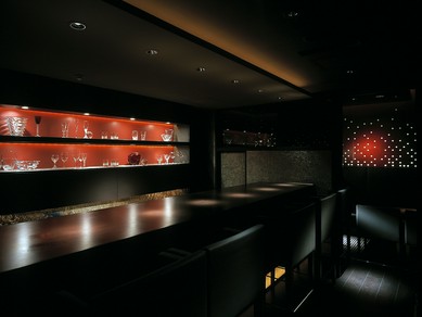 カウンターでとっておきのカクテルを