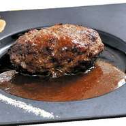当店の大人気メニュー“特製ハンバーグ”　

150g（少なめ）…￥4,000
200g（ふつう）…￥5,300
250g（多め）　…￥6,600