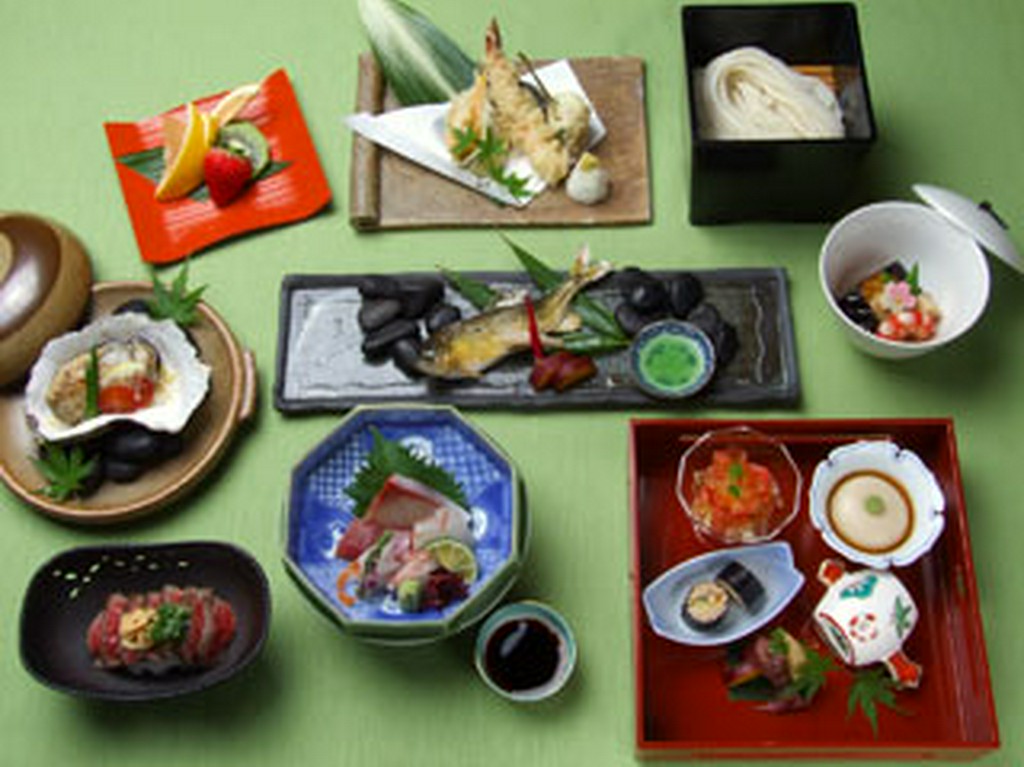 季節の滋味が味わえる会席料理