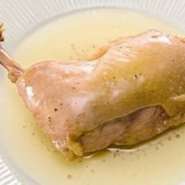 フレンチの定番。鶏の骨付きもも肉を鴨の脂でじゅっくり煮込んだフランス料理です