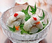 京名物「鱧」の切り落としをしゃぶしゃぶにし、梅肉ソースで