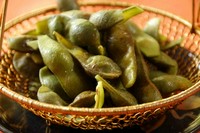 有名な丹波の黒豆です。京都の中部丹波地方の名物「紫ずきん血統の黒大豆」の枝豆です