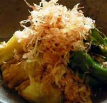焼き茄子を冷水でさまし、冷製の京出しに浸した冷たい前菜です