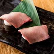 肉寿司では珍しい牛タンの炙り寿司。サシの多い牛タンを使用し、軽く炙るとタン刺しのような食感になります。味付けをしたネギを薬味に塩ダレでお召し上がり下さい。