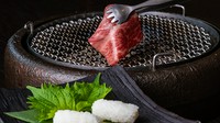 霜降りざぶとんを軽く熱すると召し上がったときにお口の中で溶けていくような感覚。一緒に召上るシソの葉が霜降り脂と中和して程よいさっぱり感を演出します。