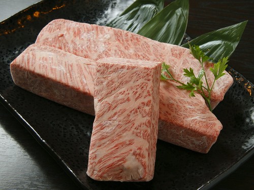 黒毛和牛の各部位を用意