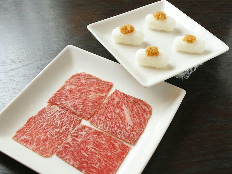絶妙な焼き加減にこだわる名物『トロカルビの炙り寿司』