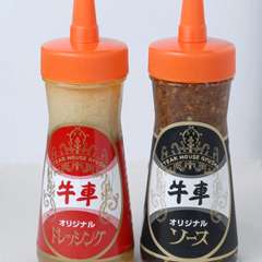 牛車特製ソースをステーキにかけて…店頭で販売もしています。