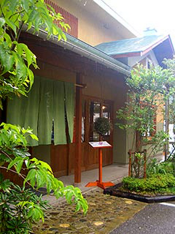 古材を使った店内でくつろぎの時間を