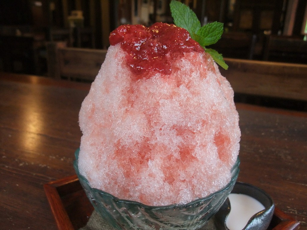 日光天然氷のふわふわかき氷自家製とちおとめシロップで