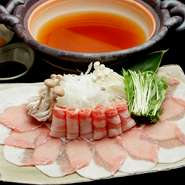 桃香のしゃぶしゃぶの代名詞「玉葱スライス」とこだわりの特製出汁スープであぐー豚の美味しさをさらにグレードアップ！自家製の手作り無添加「胡麻ダレ」「シークワーサーポン酢」がさらに美味しさをひきだします。