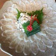 リゾート地沖縄だからこそ、上質を知るお客様にワンランク上のお料理を。紺碧の海を一望できる店内はスタイリッシュなリゾート空間。本格「懐石料理」「ふぐ料理」も生粋の和職人におまかせ下さいませ。