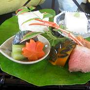 懐石料亭上がりの主人です。純手打ち蕎麦で〆る懐石料理はもちろん、冬の“ふぐ”夏の“鱧”などのコース料理もおまかせくださいませ。
日本酒・焼酎・ワインも充実の銘酒揃い。ご接待には最適でございます。
