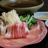 　生粋の板前だからできる本物の味。桃香のあぐー豚しゃぶしゃぶ鍋の代名詞「玉ねぎスライス」で新感覚しゃぶしゃぶ鍋をお楽しみください。料亭仕立ての自家製手作りのシークワーサーポン酢＆ゴマダレも絶品！