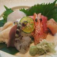 近港・築地直送の桃香自慢のお刺身です。沖縄近海魚の美味しさに驚愕しますよ！
