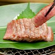 厳選された特選黒毛和牛のA5ランク最高級品のサーロインステーキ。黒毛和牛ならではの味の濃厚さをご堪能ください。銘酒揃いの日本酒や今話題の甲州ワインとお楽しみいただければ幸いです。