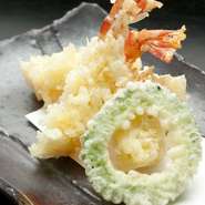 日本各地より新鮮な牡蠣を厳選仕入れ『殻付生牡蠣』。海でお味がこんなに違うのかと驚くはずです。
夏には、天然物の「岩牡蠣」もお楽しみいただけます。自家製のシークヮーサーポン酢が美味しさを引き立てます。
