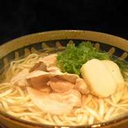 あぐー豚のしゃぶしゃぶと地元恩納村特産”アーサー”の沖縄そば。鰹だしベースのあっさり贅沢スープ。