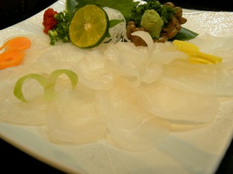 お魚料理がメインになるコースをご用意。「ミーバイ」は沖縄の高級魚でハタ科の白身魚になります。