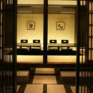 店内は、若手デザイナーが手がけたスタイリッシュな空間。目の前に、沖縄の青い海が広がる抜群のロケーションのなか、のんびりと食事をお楽しみいただけます。高品質な料理と雰囲気で、日常の疲れを癒せるお店です。