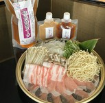 コンドミニアム滞在に人気
ホテルのキッチンで簡単調理
外食続きの夜に“お部屋で贅沢鍋”
手土産ギフトにもおすすめです。
特製出汁/ あぐー豚/野菜/自家製胡麻ダレ&シークヮーサーポン酢/
〆の沖縄そば