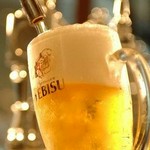 1890年の誕生以来、変わらなぬおいしさを届け続けてきたヱビス。
麦芽100％、ヱビス酵母、ふんだんに使用されたバイエルン産アロマホップ、
そして長期熟成。旨みあふれる、ふくよかなコクが特徴です。 