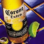 説明不要の世界を代表するメジャービール。ライムを挿してボトルのままでどうぞ！