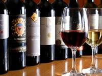 グラス550円～、カラフェ1595～、ボトル3300円～