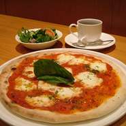 定番マルゲリータから、魚介のピザ、野菜たっぷりピザなどご用意しております。