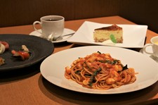 前菜の盛り合わせ、パスタ、スープ、デザート、ドリンクがセットになった、ちょっとリッチなコースです。
