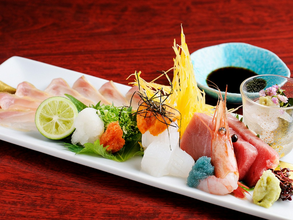 日本海の新鮮な海の幸、職人の技が冴える『お刺身盛り合せ』