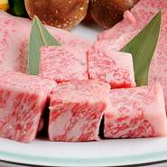 きれいにサシが入った、脂身と赤身のバランスがいい鮮やかなピンク色。これを良心的なお値段で堪能することができるのは、精肉店直営だからこそ。岐阜県内の豊かな自然のもとで育った肉質は、まさに「芸術品」です。