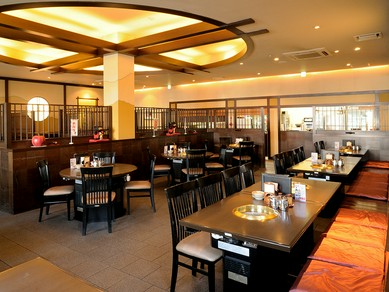 茶色のインテリアが作り出す、ゆったり広々とした空間