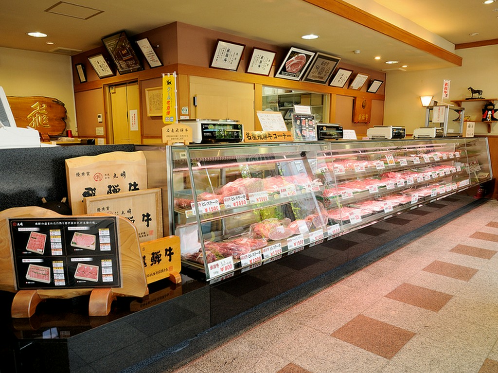 隣には精肉店もあり、自宅で美味しいお肉料理を楽しめます