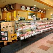 レストランを出て隣にある精肉店でも、「名産飛騨牛コーナー」を設けてあり、留守番をしている家族に、夕飯の一皿にと帰りにお肉を購入するお客様が数多くいます。それぞれのご家庭で、焼肉パーティなどに。