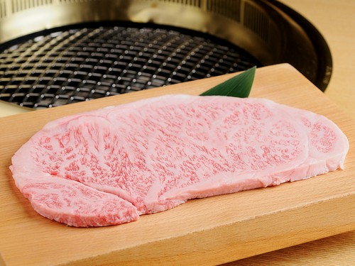 お肉の旨みをさらに際立たせる、こだわりの「塩」