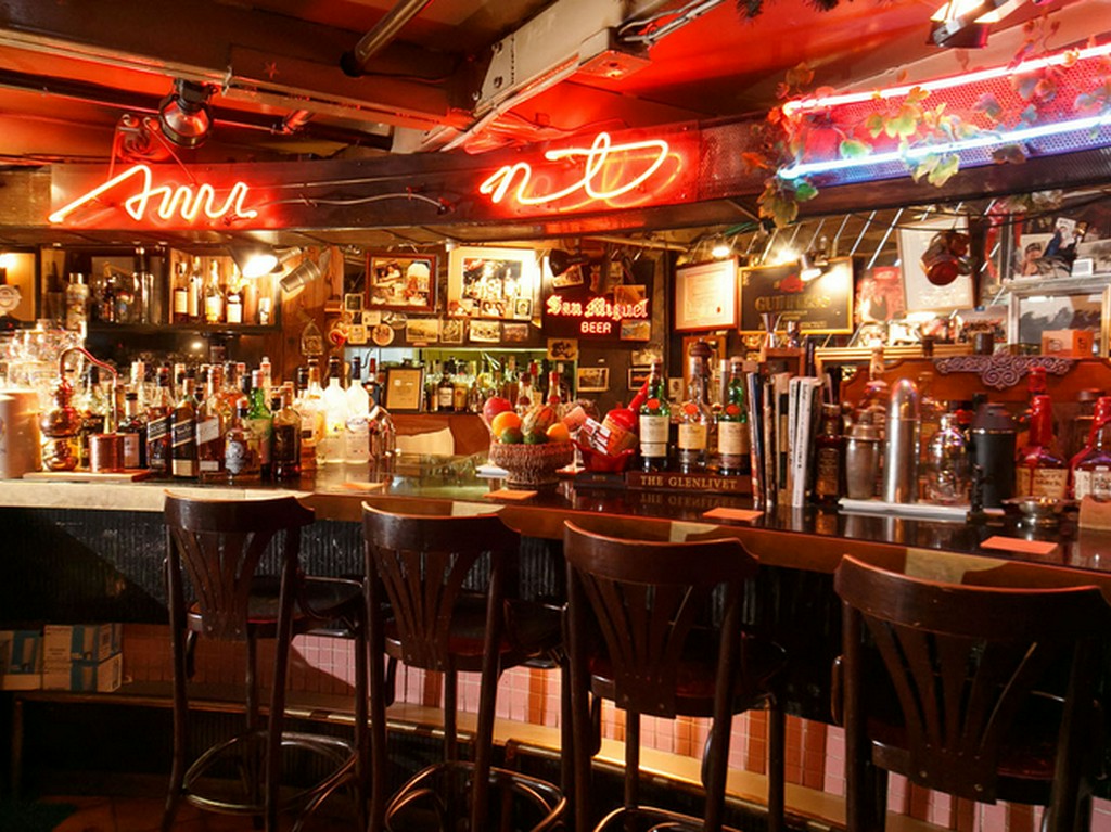 ネオン輝くバーカウンターで、気分は自然とパーティモード